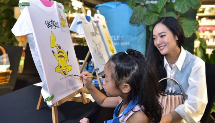 11.นวดี โมกขะเวส กับลูกสาว พิมอรียา ศิริชนะชัย กับกิจกรรม Pokémon T-shirt painting